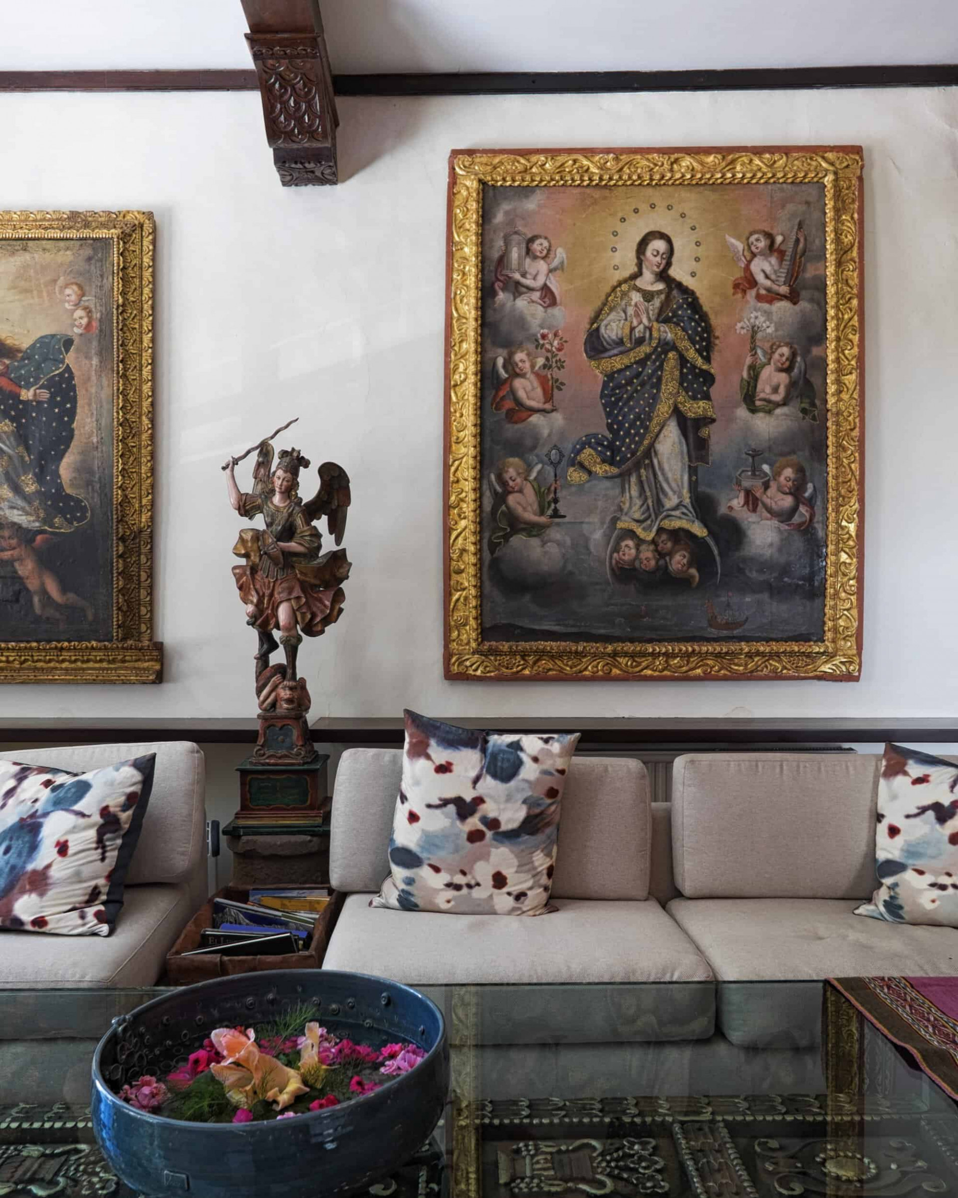 Recepción del hotel boutique Manco Capac decorado con piezas antiguas